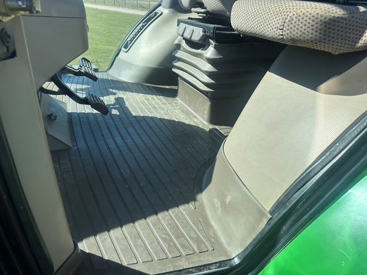 2012-john-deere-7215r-image-23