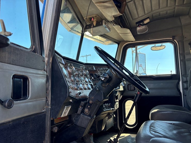 1998-peterbilt-379-image-9