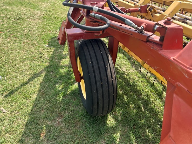 new-holland-216-image-10
