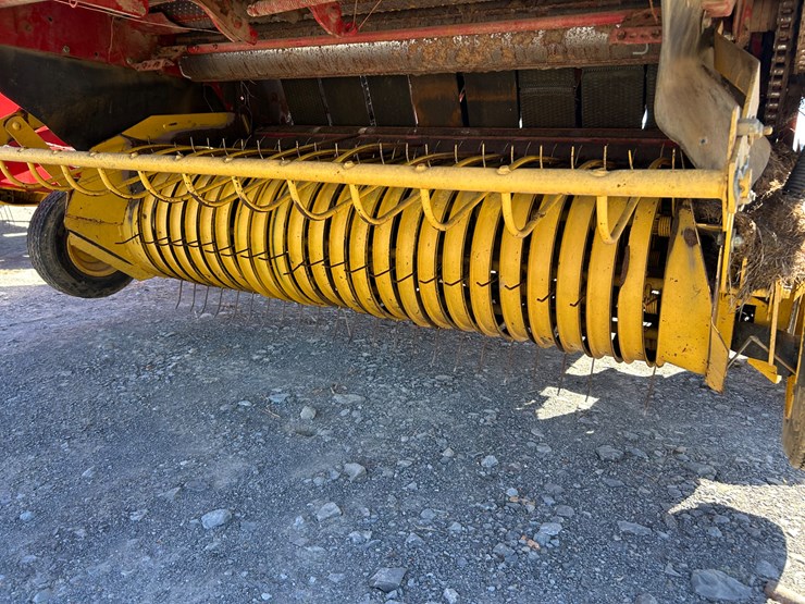 new-holland-br780-image-8