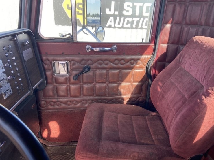 1984-peterbilt-359-image-14