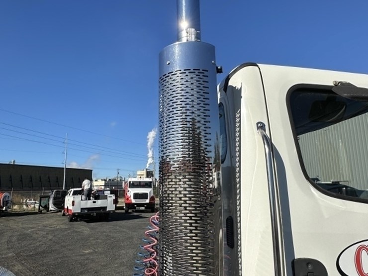 2004-freightliner-m2-106-s/a-truck-tractor-image-16