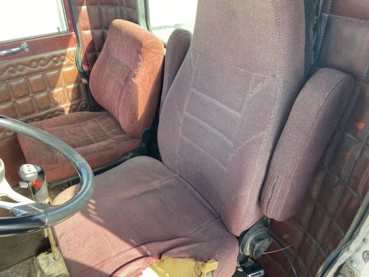1984-peterbilt-359-image-19