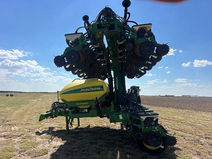 2020-john-deere-dr24-image-10
