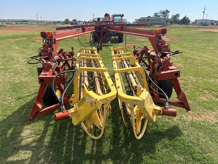 new-holland-216-image-4