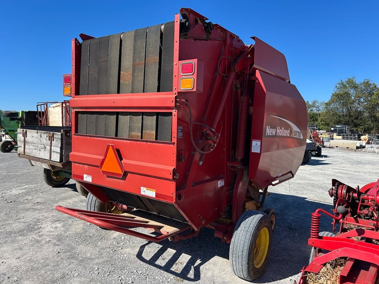 new-holland-br780-image-4