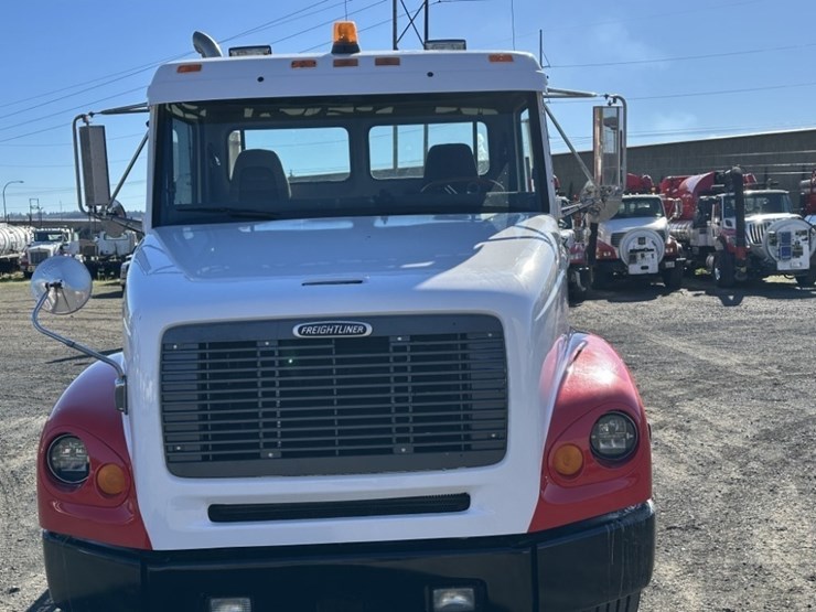 2000-freightliner-fl112-image-8