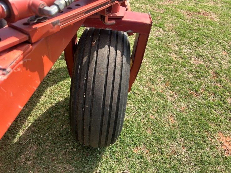 new-holland-216-image-9