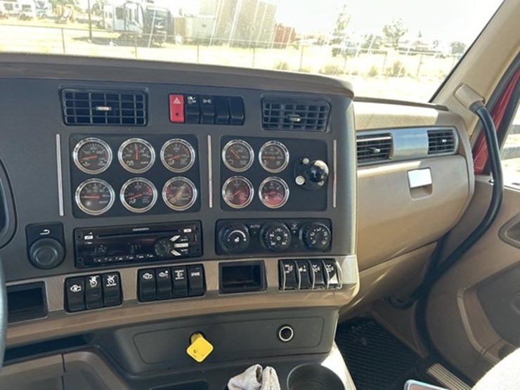 2017-kenworth-t880-image-25