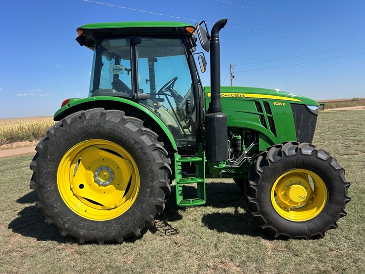 2024-john-deere-6135e-image-2