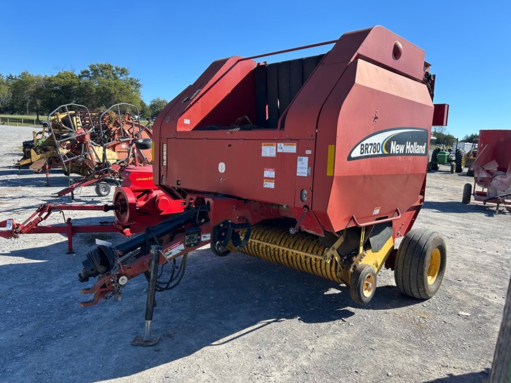 new-holland-br780-image-1