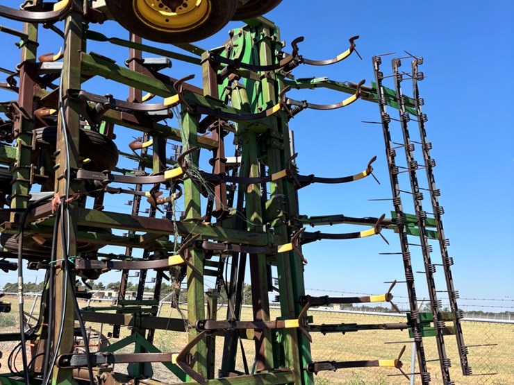 john-deere-1050-image-4