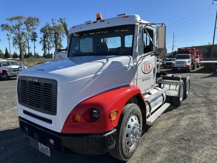 2000-freightliner-fl112-image-1