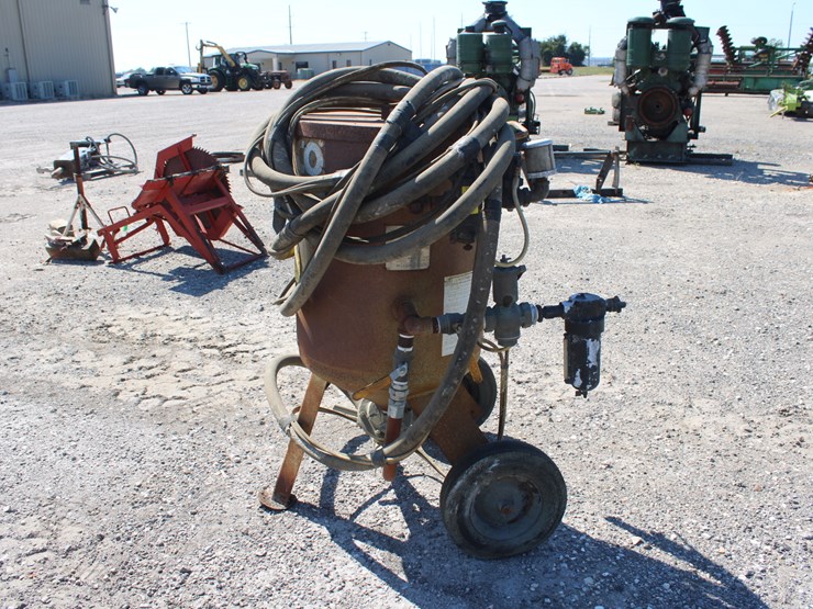 #1018-•-clemco-blasting-pot-image-2