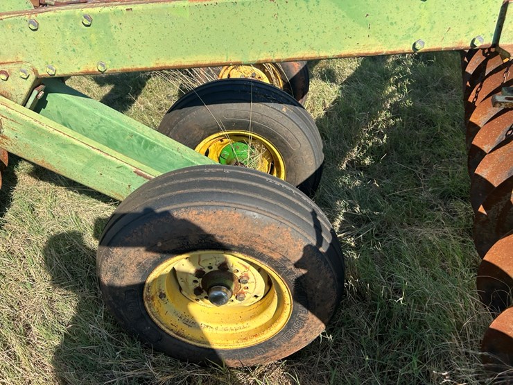 john-deere-340-image-12