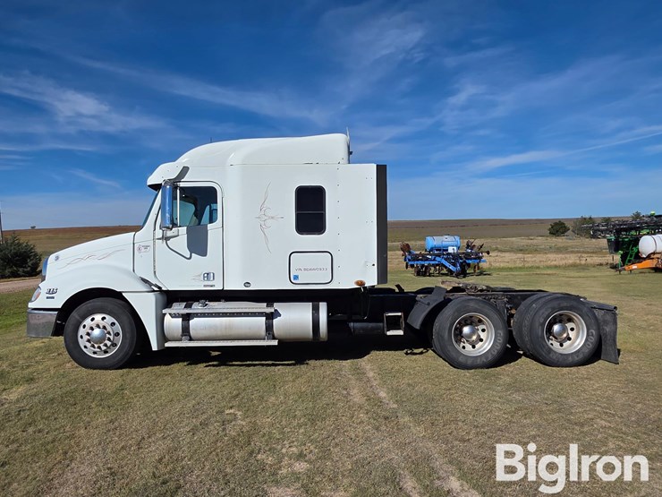 2011-freightliner-columbia-120-image-8