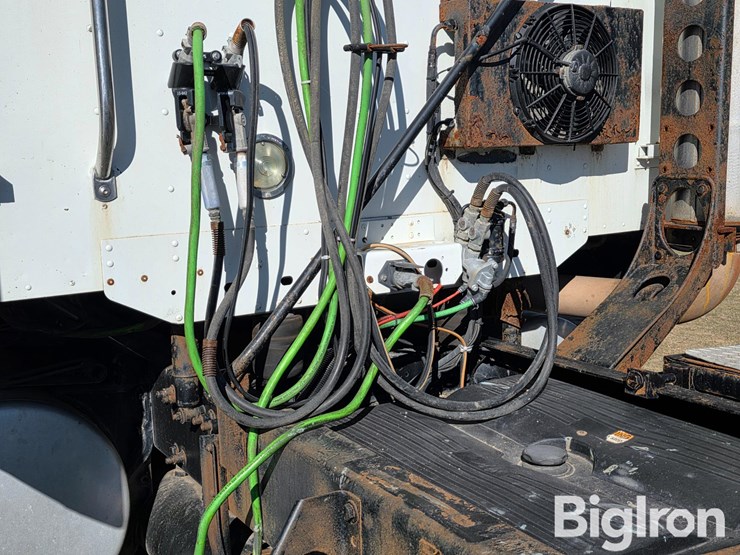 2011-freightliner-columbia-120-image-18