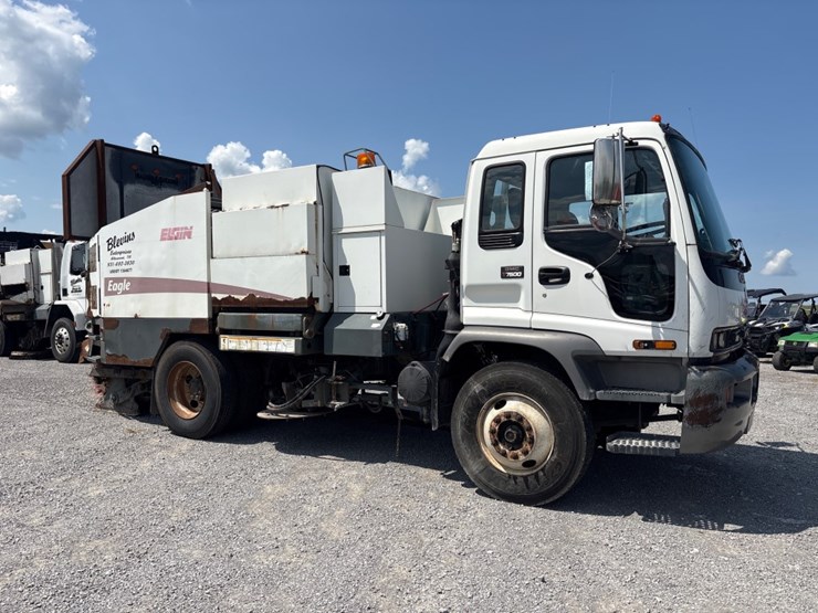 2009-gmc-t7500-image-2