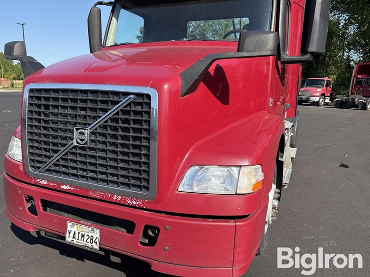 2017-volvo-vnm42t-truck-tractor-image-10