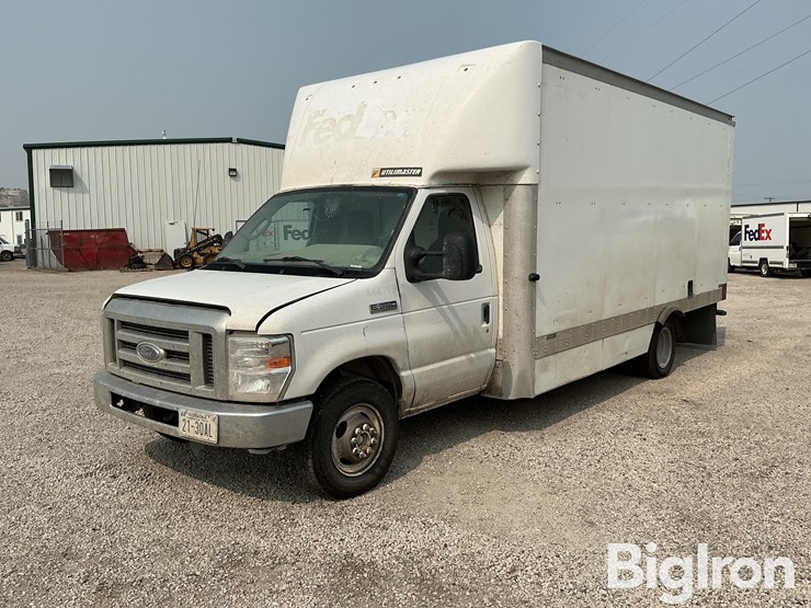 2021-ford-e350-image-1