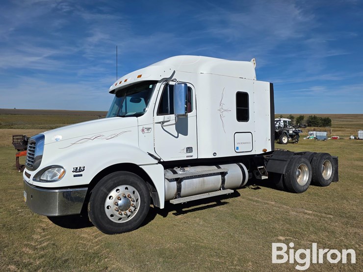 2011-freightliner-columbia-120-image-1