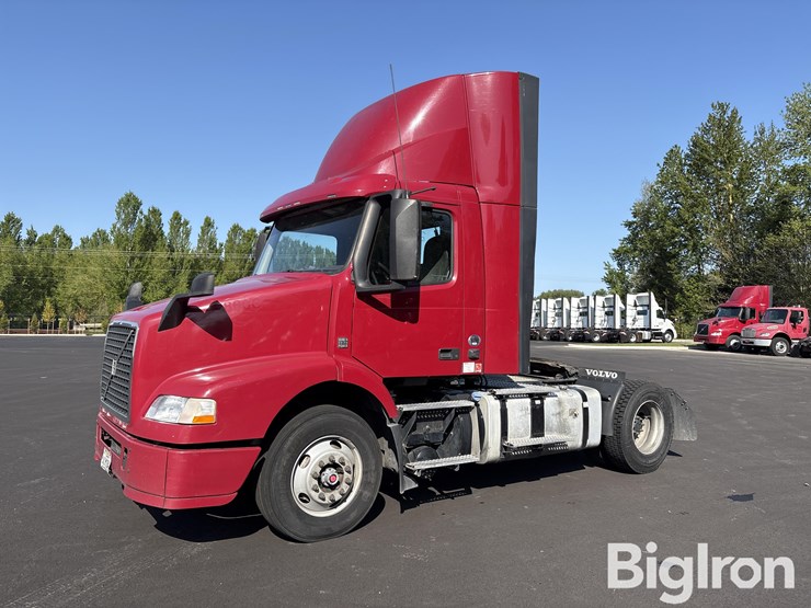 2017-volvo-vnm42t-truck-tractor-image-1