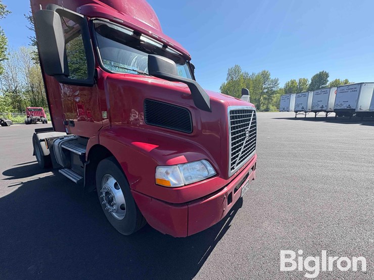 2017-volvo-vnm42t-truck-tractor-image-9