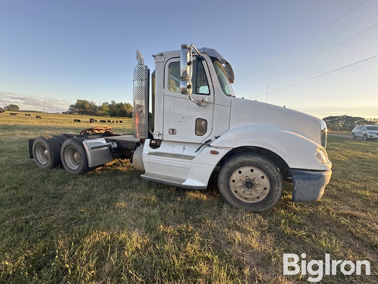 2006-freightliner-columbia-120-image-4