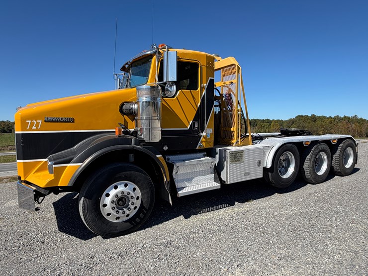 #29385-•-kenworth-tri-axle-truck-tractor-image-1