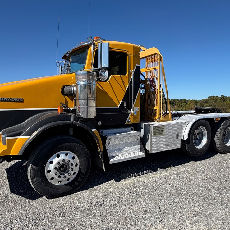#29385 • KENWORTH TRI AXLE TRUCK TRACTOR