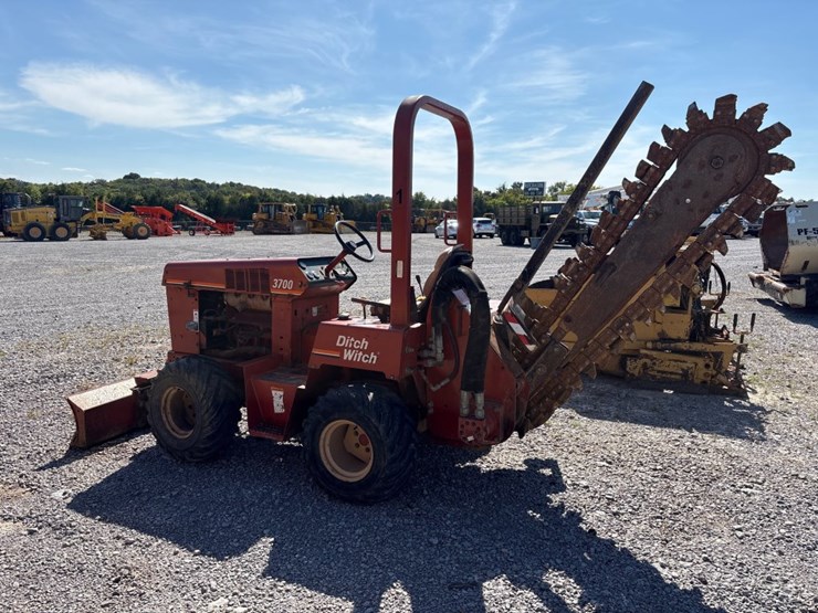2002-ditch-witch-3700-image-3