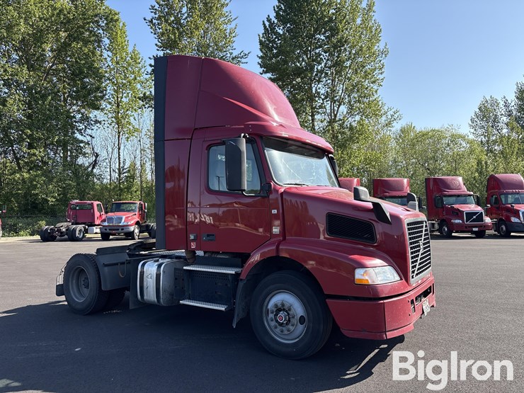 2017-volvo-vnm42t-truck-tractor-image-3