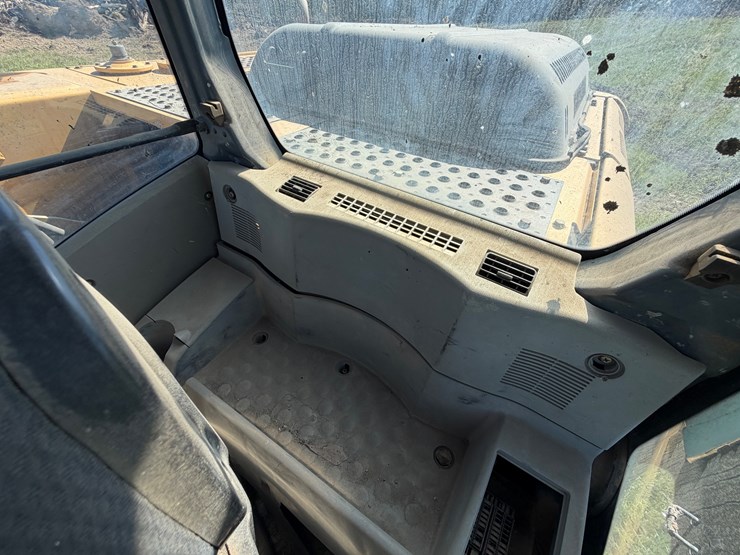 deere-200-lc-image-40