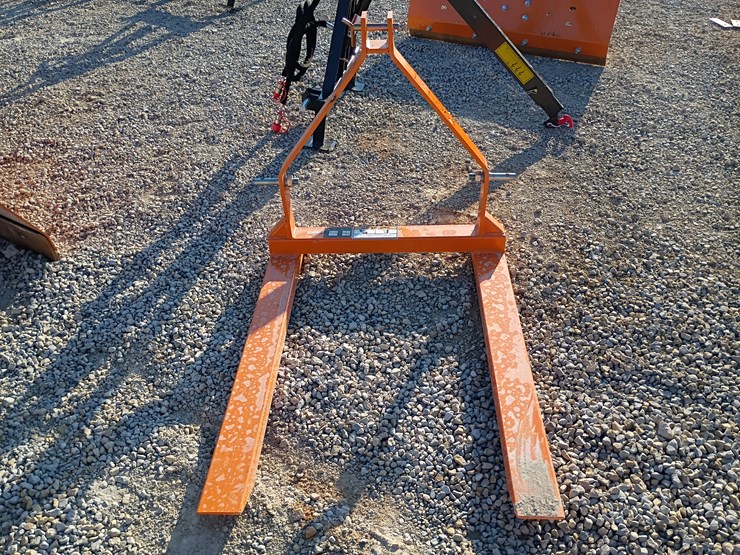 #l39-068-•-wolverine-3-point-pallet-forks-image-1