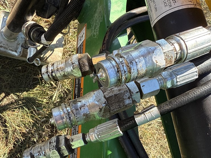 2022-john-deere-560m-image-14