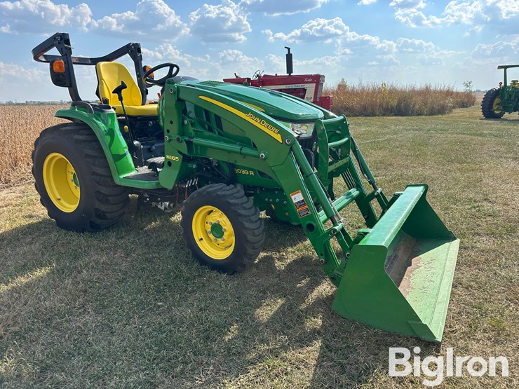 2014-john-deere-3039r-image-3