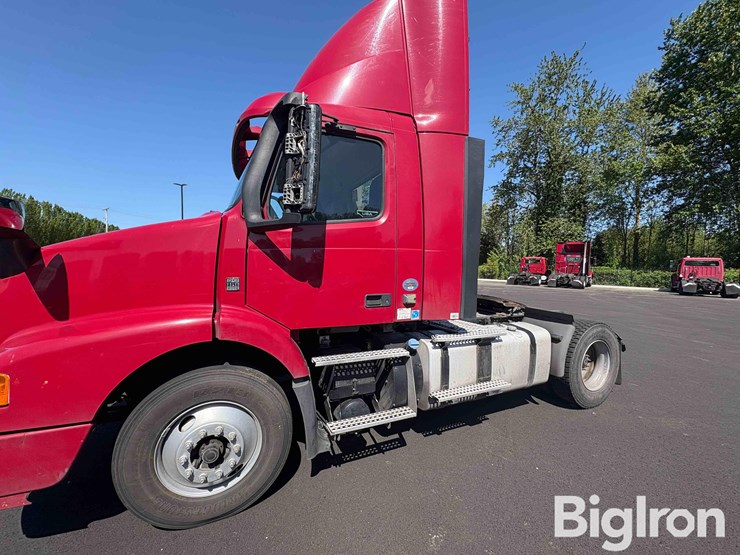 2017-volvo-vnm42t-truck-tractor-image-10