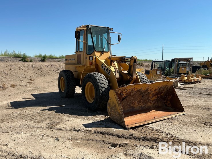 1992-deere-444e-image-3