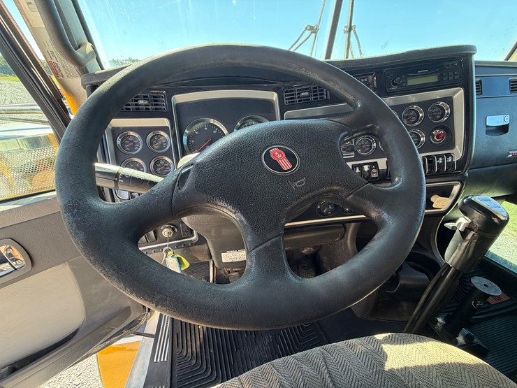 #29385-•-kenworth-tri-axle-truck-tractor-image-47