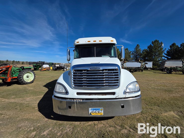 2011-freightliner-columbia-120-image-2