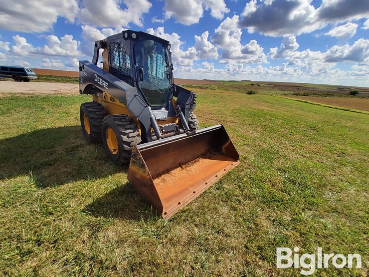 2017-deere-330g-image-3