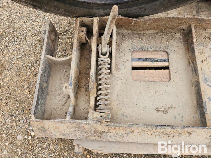 new-holland-l775-image-13