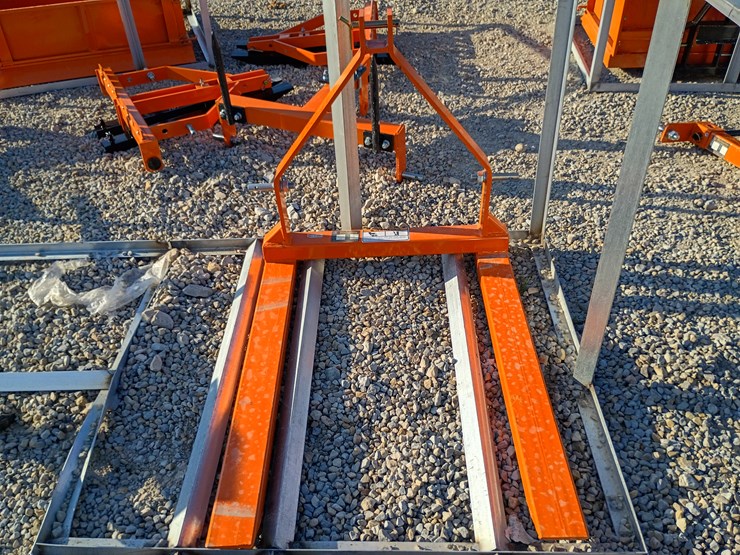 #l39-069-•-wolverine-3-point-pallet-forks-image-1