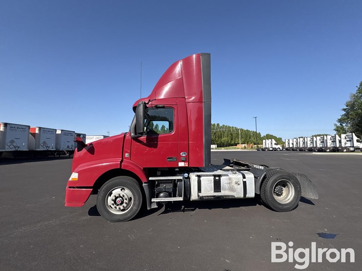 2017-volvo-vnm42t-truck-tractor-image-8