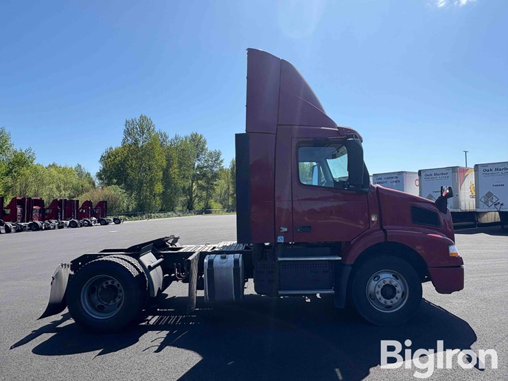 2017-volvo-vnm42t-truck-tractor-image-4