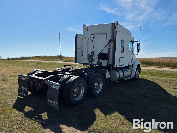 2011-freightliner-columbia-120-image-5