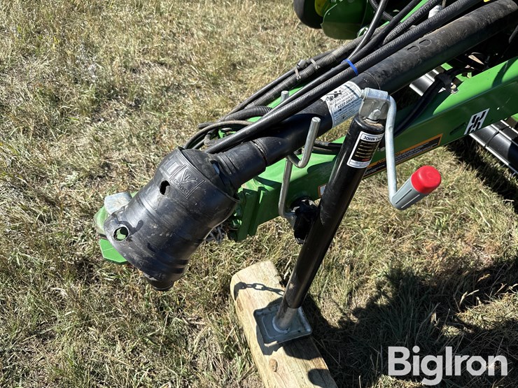 2022-john-deere-560m-image-10