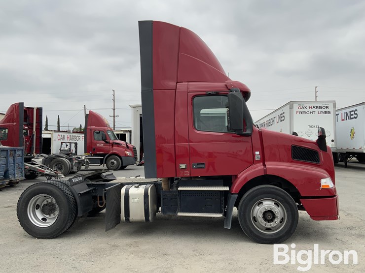 2017-volvo-vnm42t-truck-tractor-image-4