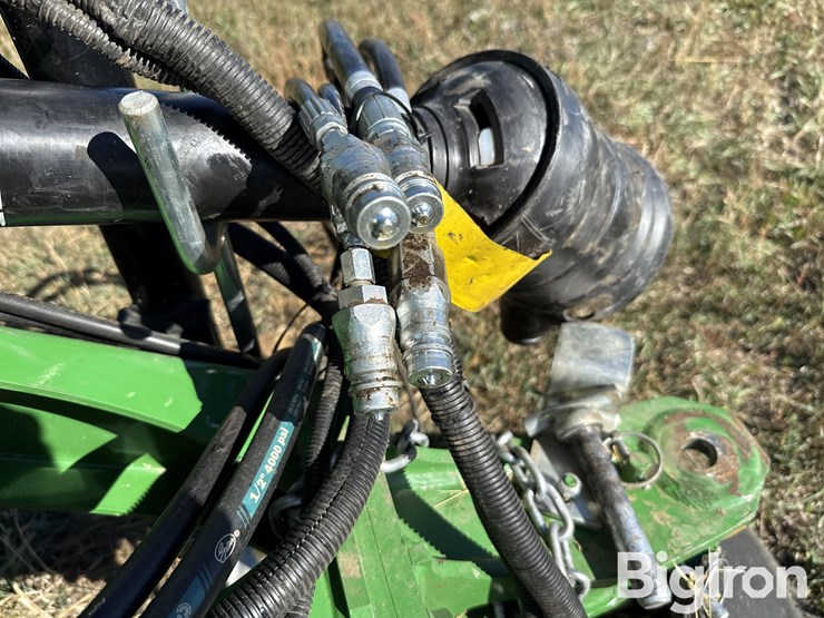 2022-john-deere-560m-image-14