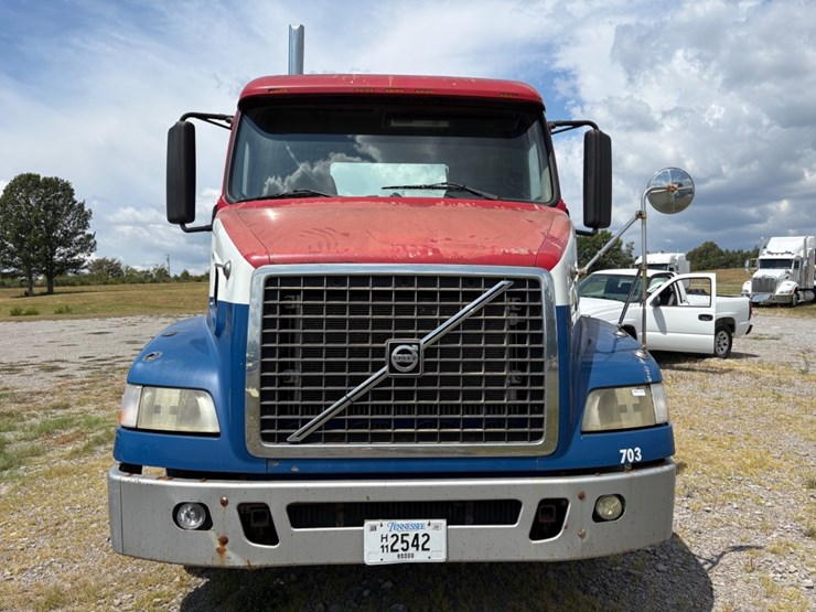 #29378-•-2005-volvo-single-axle-truck-tractor-image-5